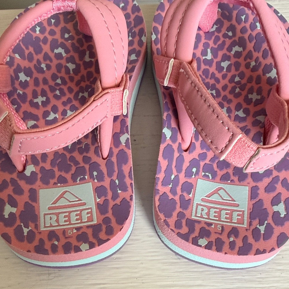 Reef Kids Pink Leopard Print Sandals - Picture 5 of 8